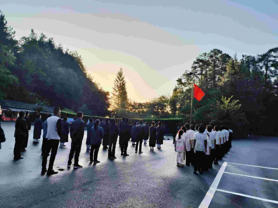 协会动态 | 国旗飘扬迎国庆 奏响爱国最强音——武当山道教协会开展国庆升国旗唱国歌活动 协会动态 | 国旗飘扬迎国庆 奏响爱国最强音——武当山道教协会开展国庆升国旗唱国歌活动